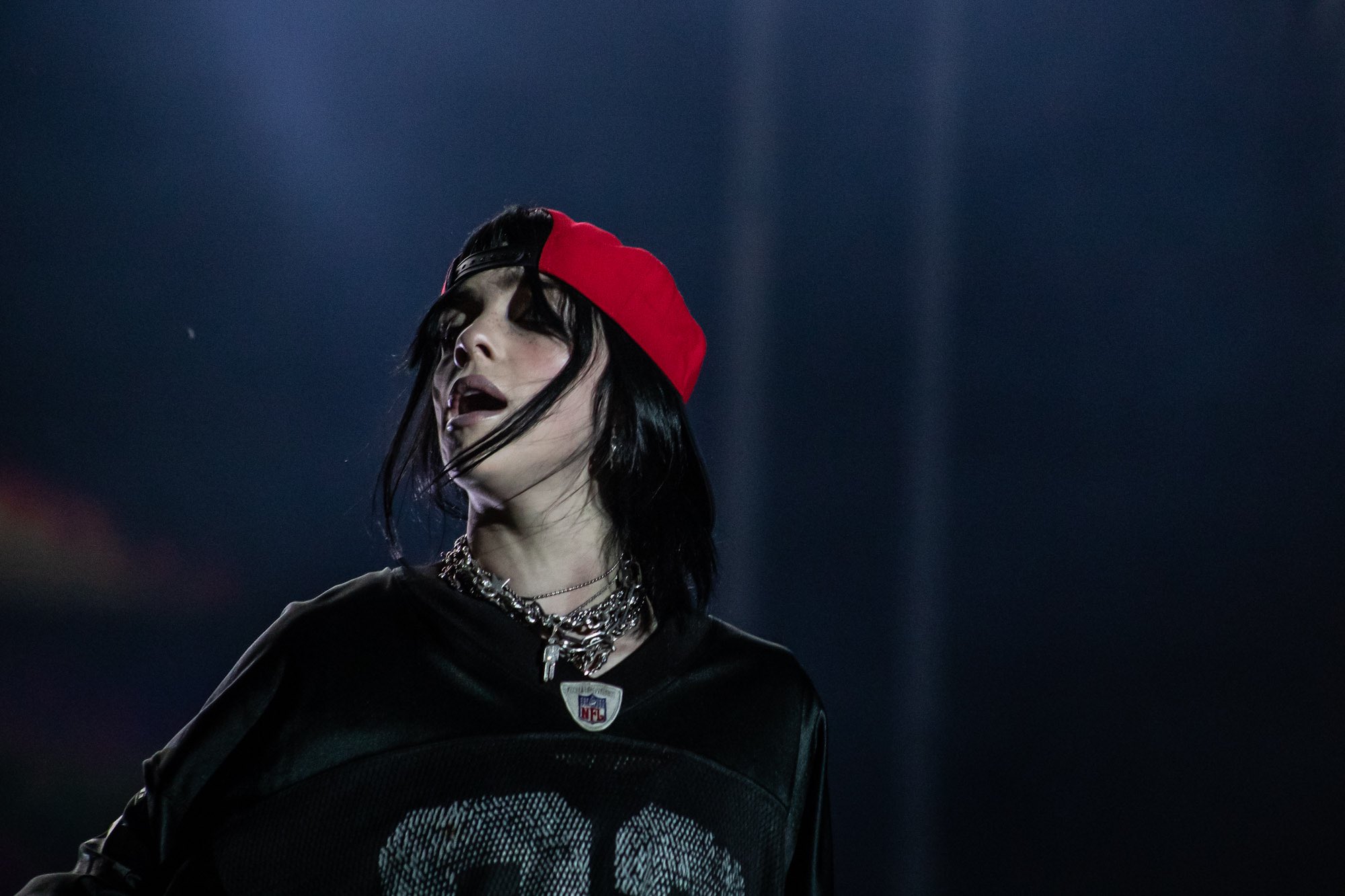 Billie Eilish confunde a Ciudad de México con Bogotá en un concierto